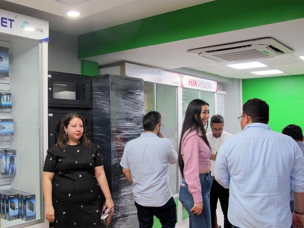 Los clientes tuvieron la oportunidad de conocer las diferentes áreas de la empresa que ahora están integradas en una sola oficina para su comodidad.