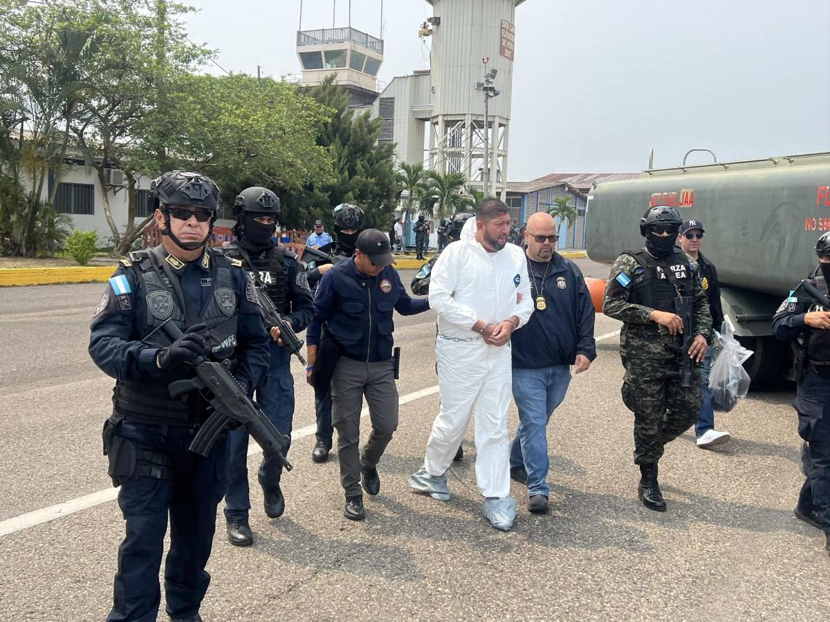 El hondureño cuando era trasladado hacia la aeronave de la DEA.