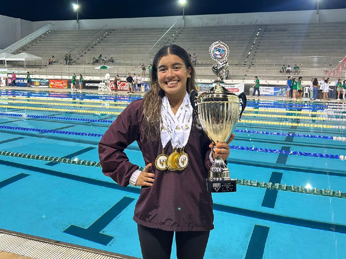 Nadadora hondureña Michell Ramírez cierra invicta en liga de Puerto Rico