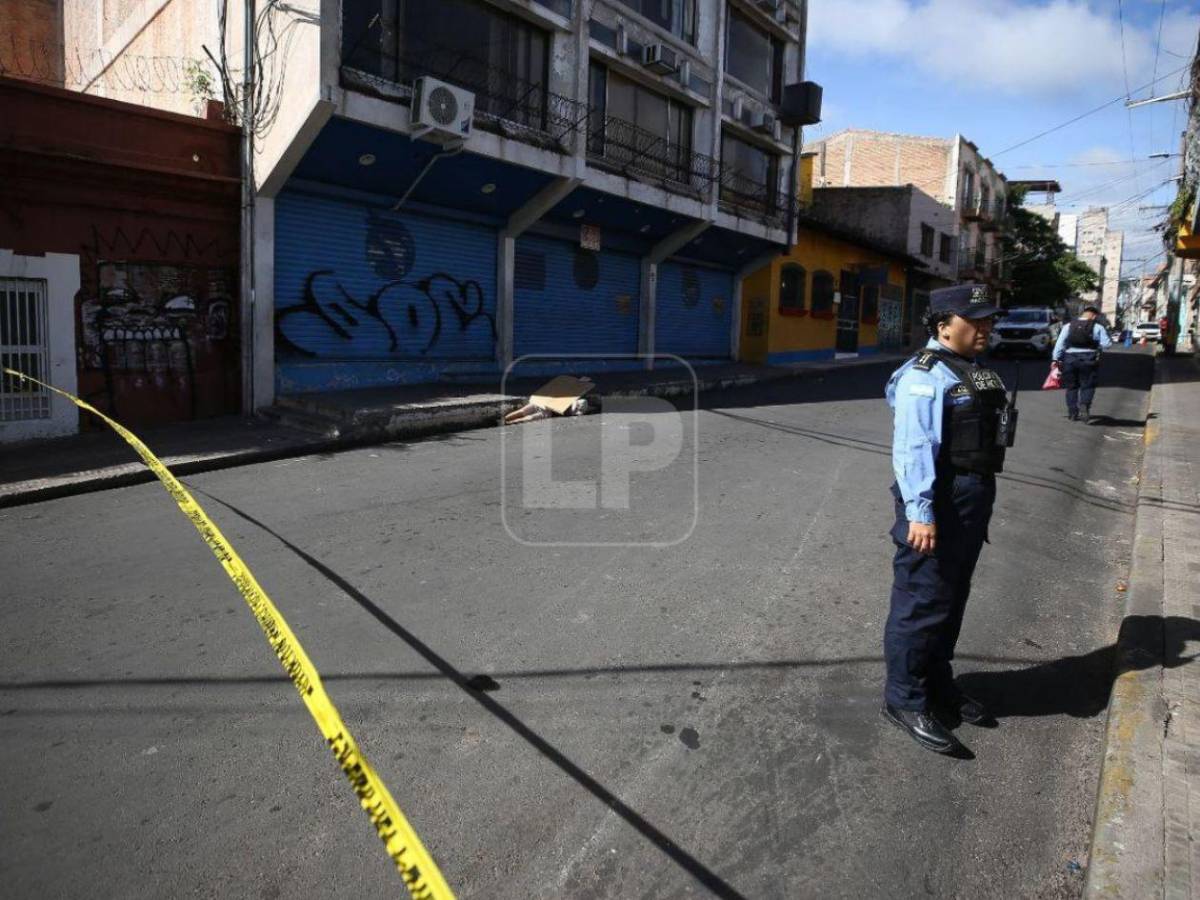 ¡De la alegría al horror! Joven que departía con amigos es asesinado a pedradas en asalto