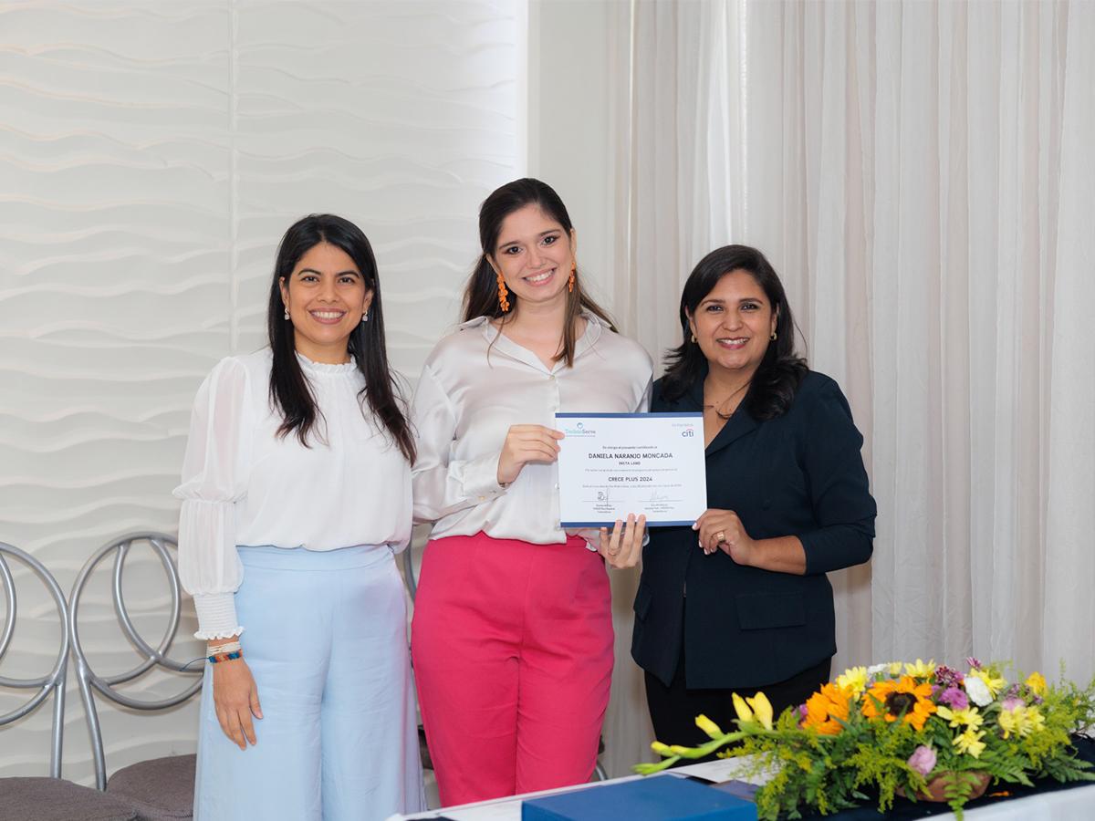 Daniela Naranjo Moncada, una de las participantes recibiendo su diploma de reconocimiento.