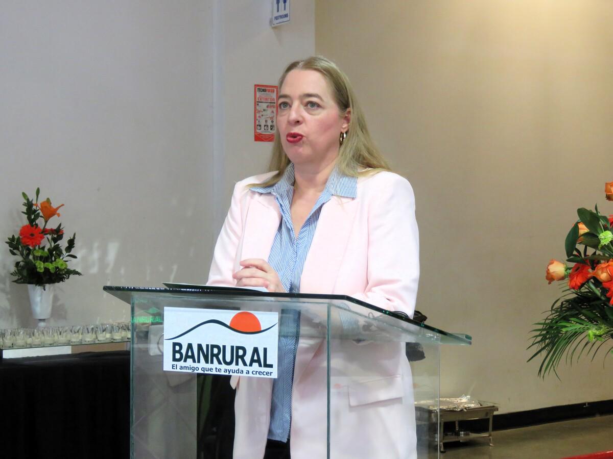 Elizabeth Azcona Bocock en su condición de subgerente general de negocios.