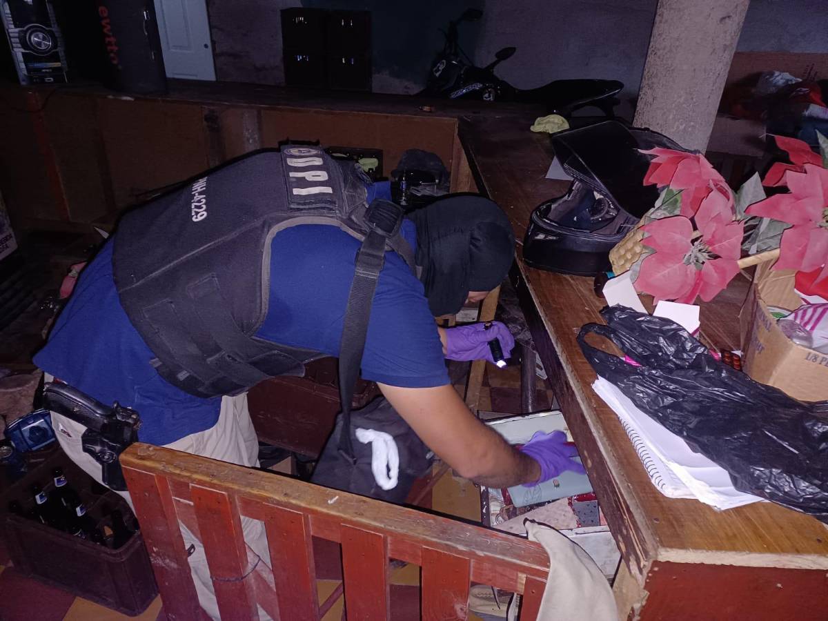 Agentes de la Policía buscando droga en el allanamiento a la vivienda.