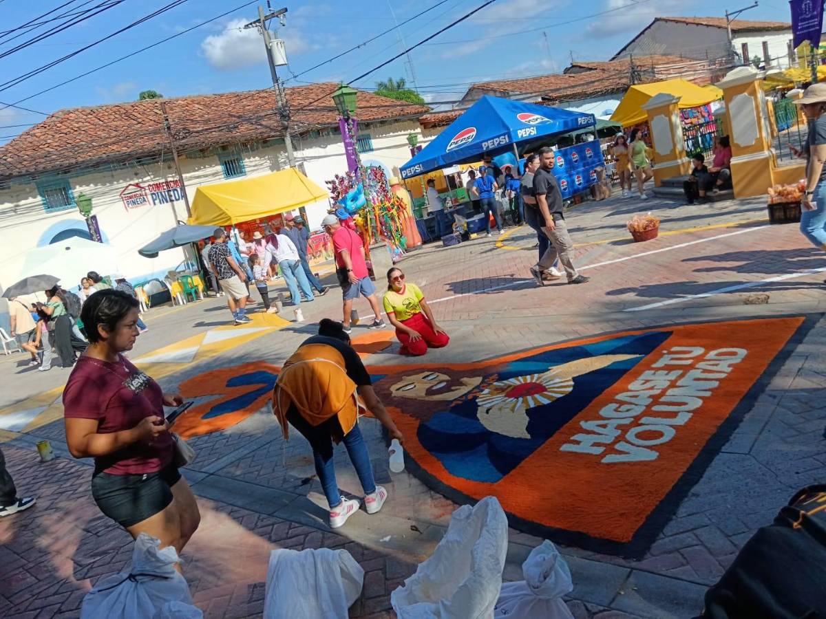 Coloridas y religiosas alfombras embellecen Comayagua en Semana Santa