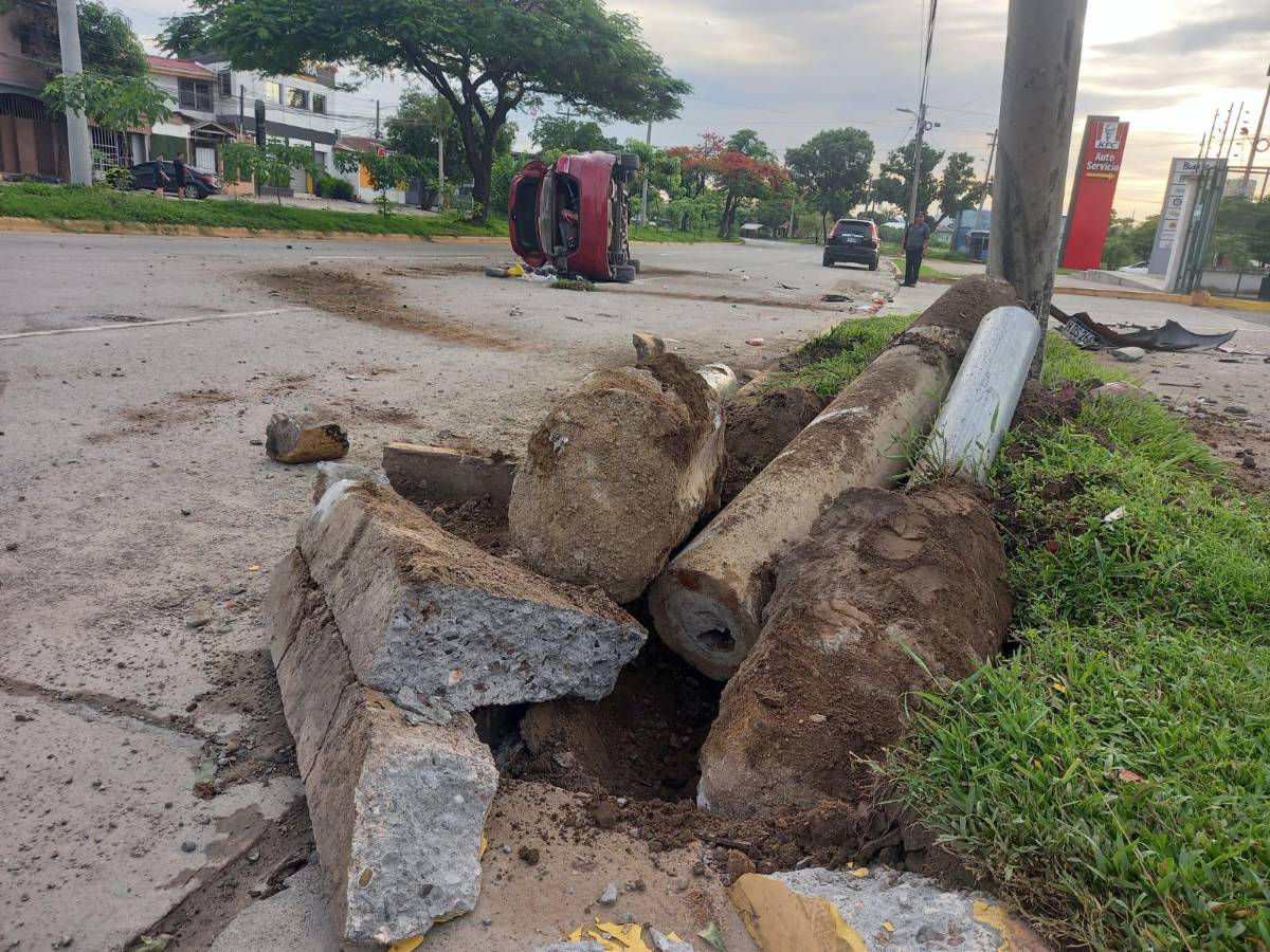 Joven se salva milagrosamente de morir en accidente en SPS; partió un poste del impacto