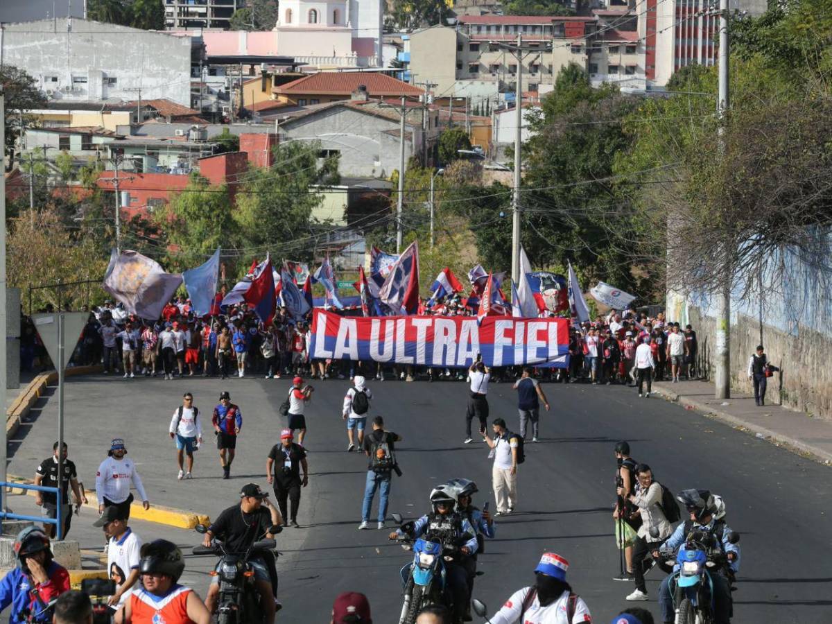 Las bellezas del clásico, show de Ultra Fiel y ambientazo para el Olimpia-Motagua