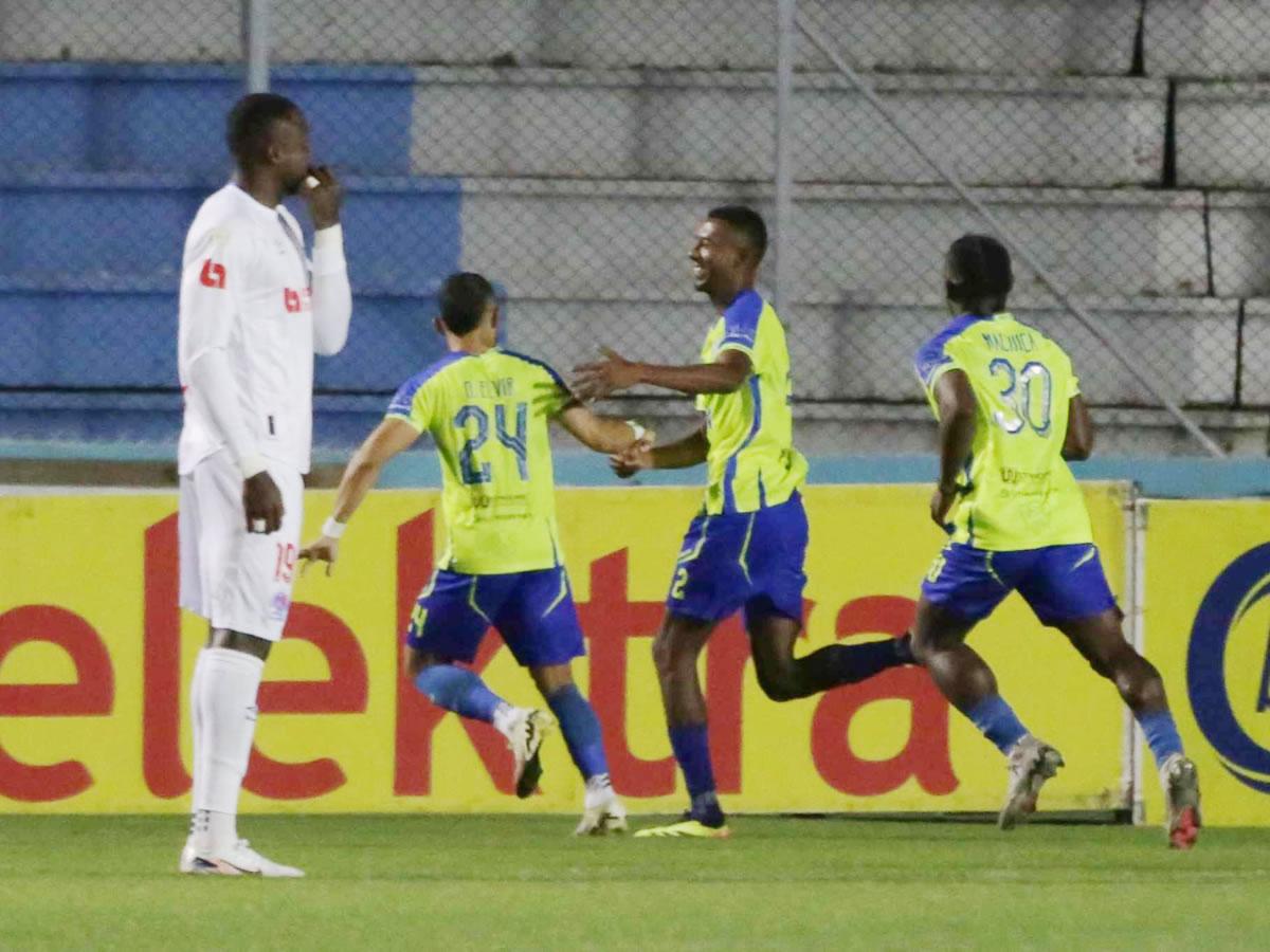 La celebración del gol de Óscar Almendárez para el empate del Olancho FC.