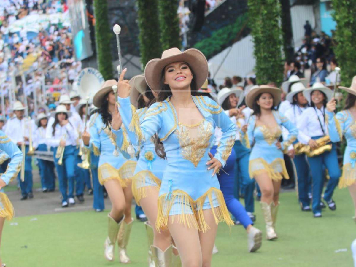 Quiénes son las hermosas palillonas 'vaqueritas' que se robaron las miradas por su originalidad