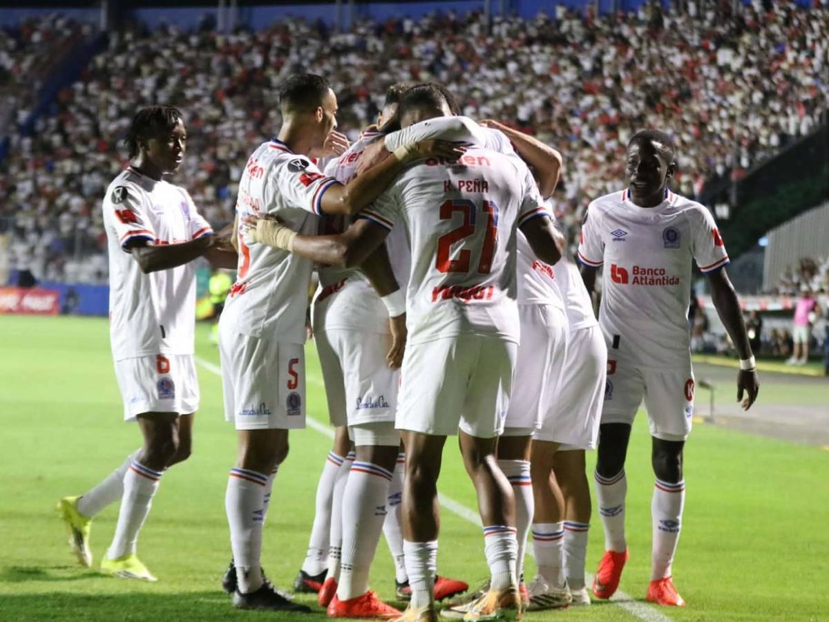 Olimpia da el golpe en Concacaf, dedicatoria, crack de Brasil y periodista roba miradas