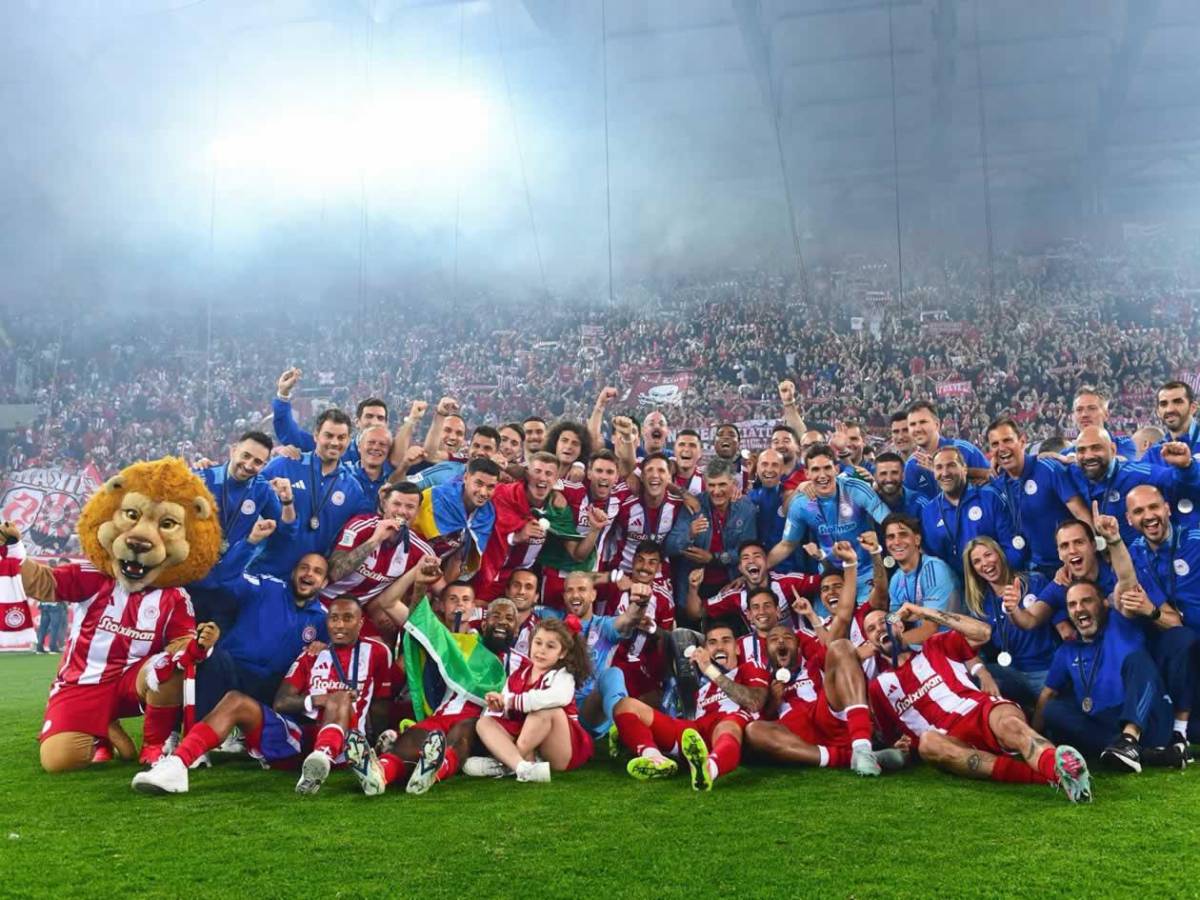 Luis Palma festeja el título de Olympiacos: su esposa Annie Córdova y gran sorpresa