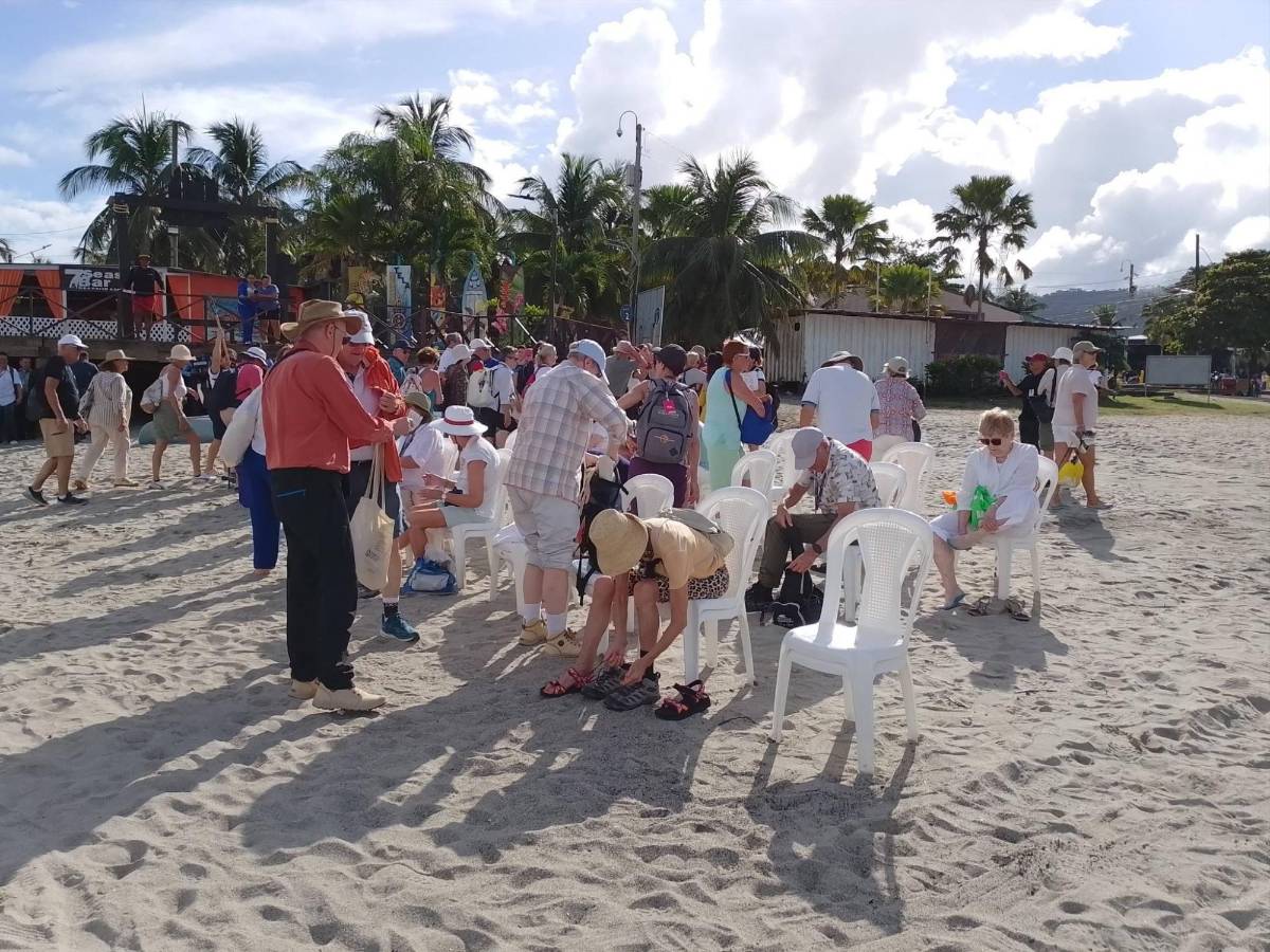 Lujoso crucero francés Le Bellot ancló en Tela con turistas que exploraron la bahía