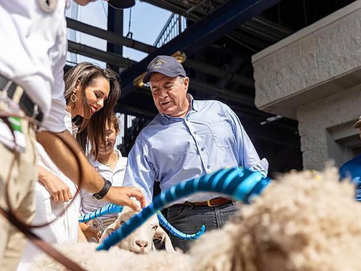 ¡Es 49 años menor! Técnico causa revuelo por relación con animadora