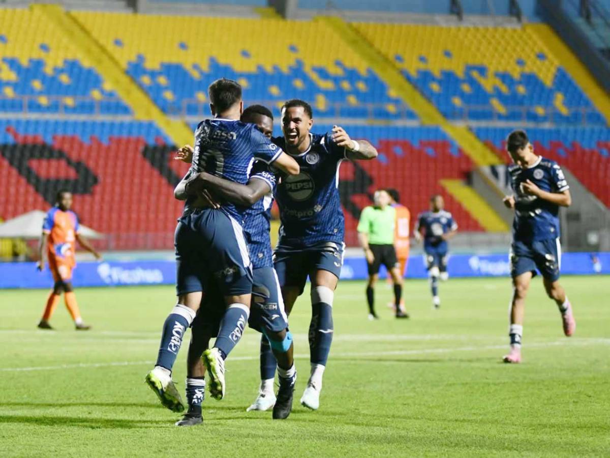 Real España de fiesta, dardo del 'Droopy' a Menjívar y bellas chicas en el Morazán