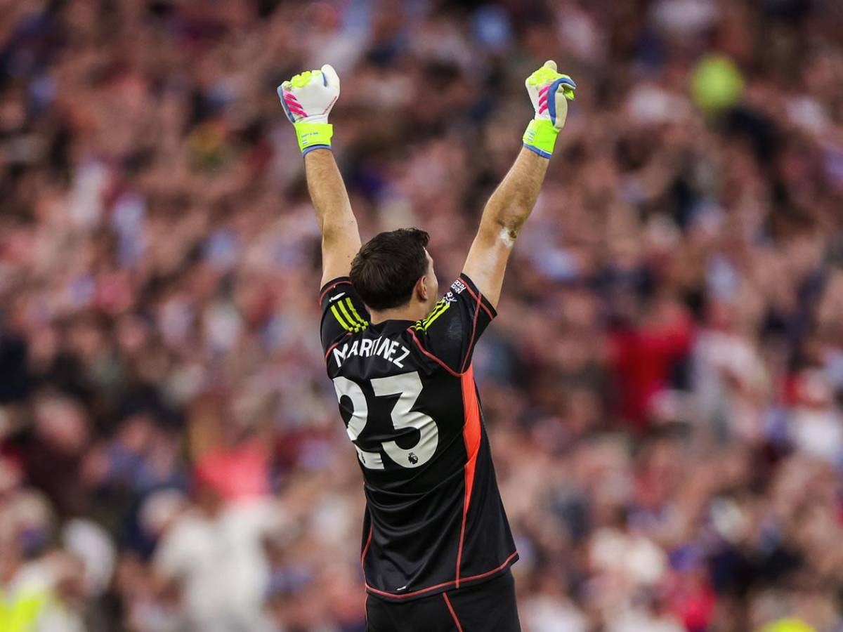 'Dibu' Martínez: los dos gigantes de Europa que pelean fichaje del portero argentino