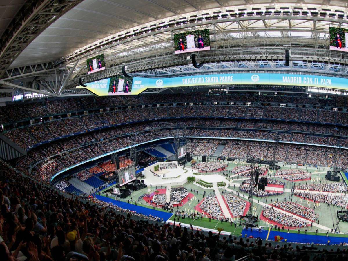 La fe y el canto de 70 mil fieles abrazan al papa en el estadio Santiago Bernabéu