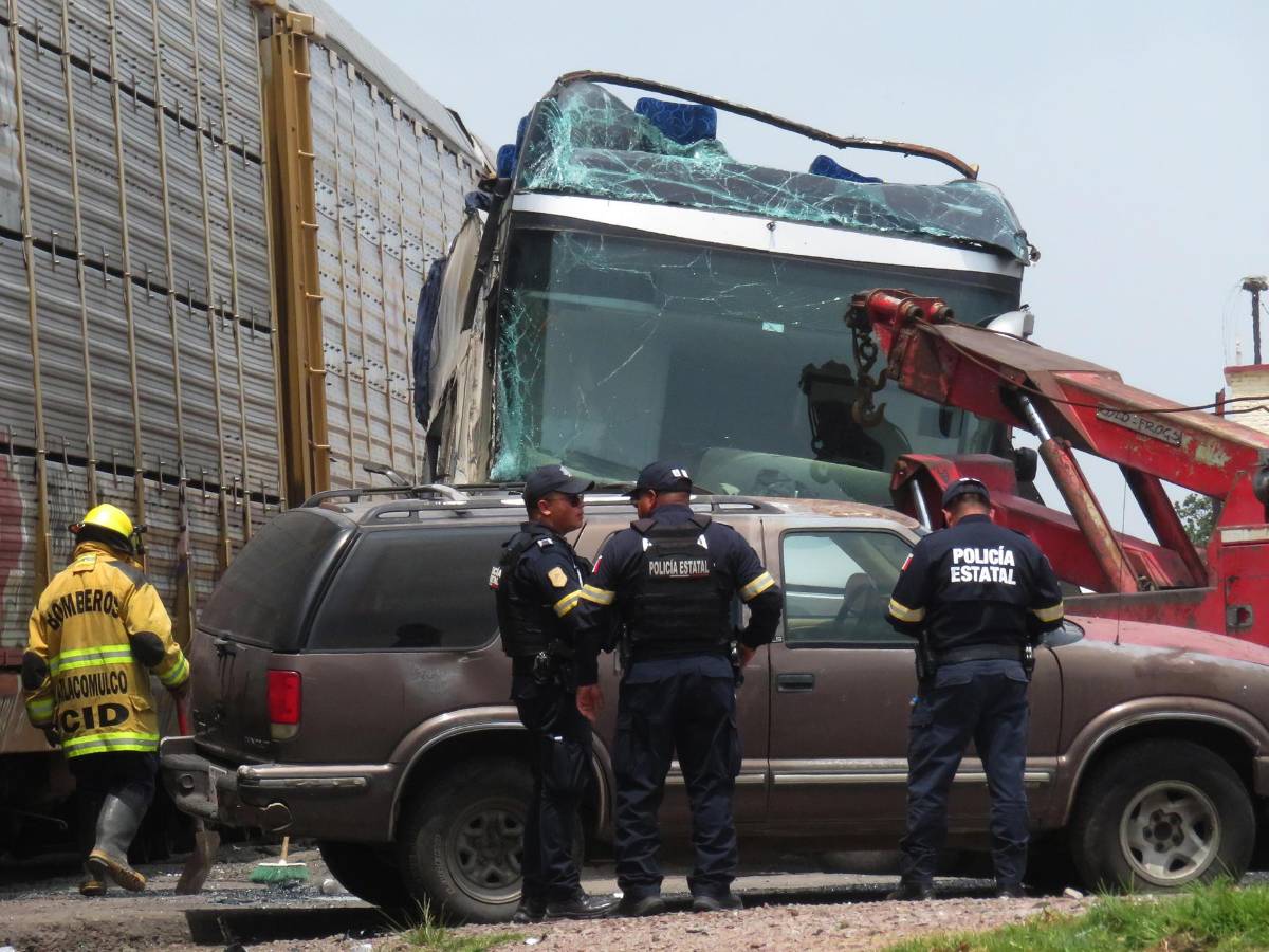 Fotos inéditas del accidente entre tren y bus que dejó al menos ocho muertos en México
