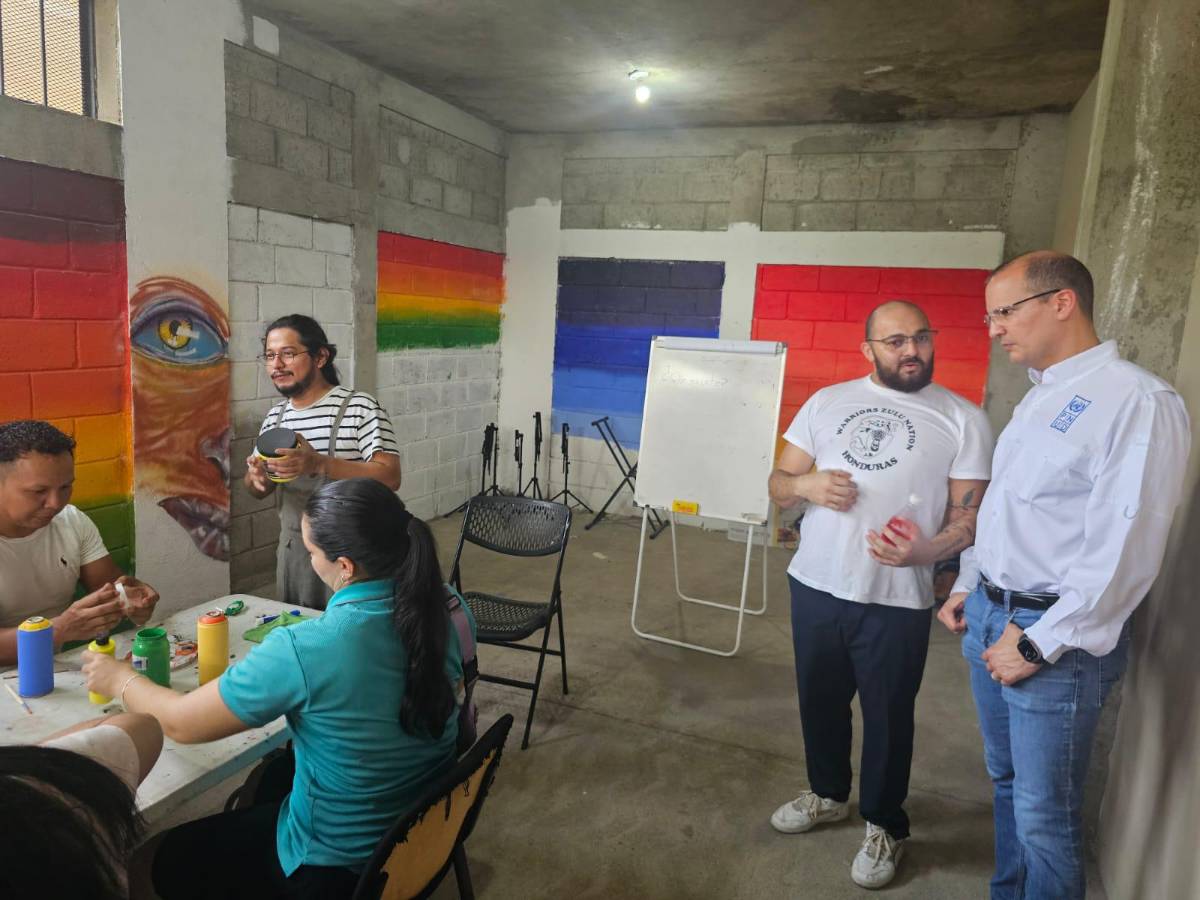 ichard Barathe, representante residente del PNUD visitó la “Casa Cultural Warriors” en Chamelecón.