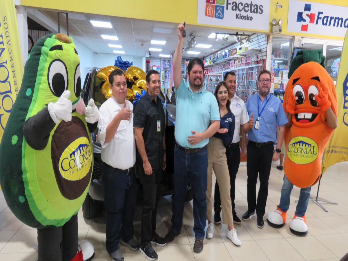 Supermercados Colonial entregó un Nissan Frontier 2025 como premio en la celebración de sus 23 años