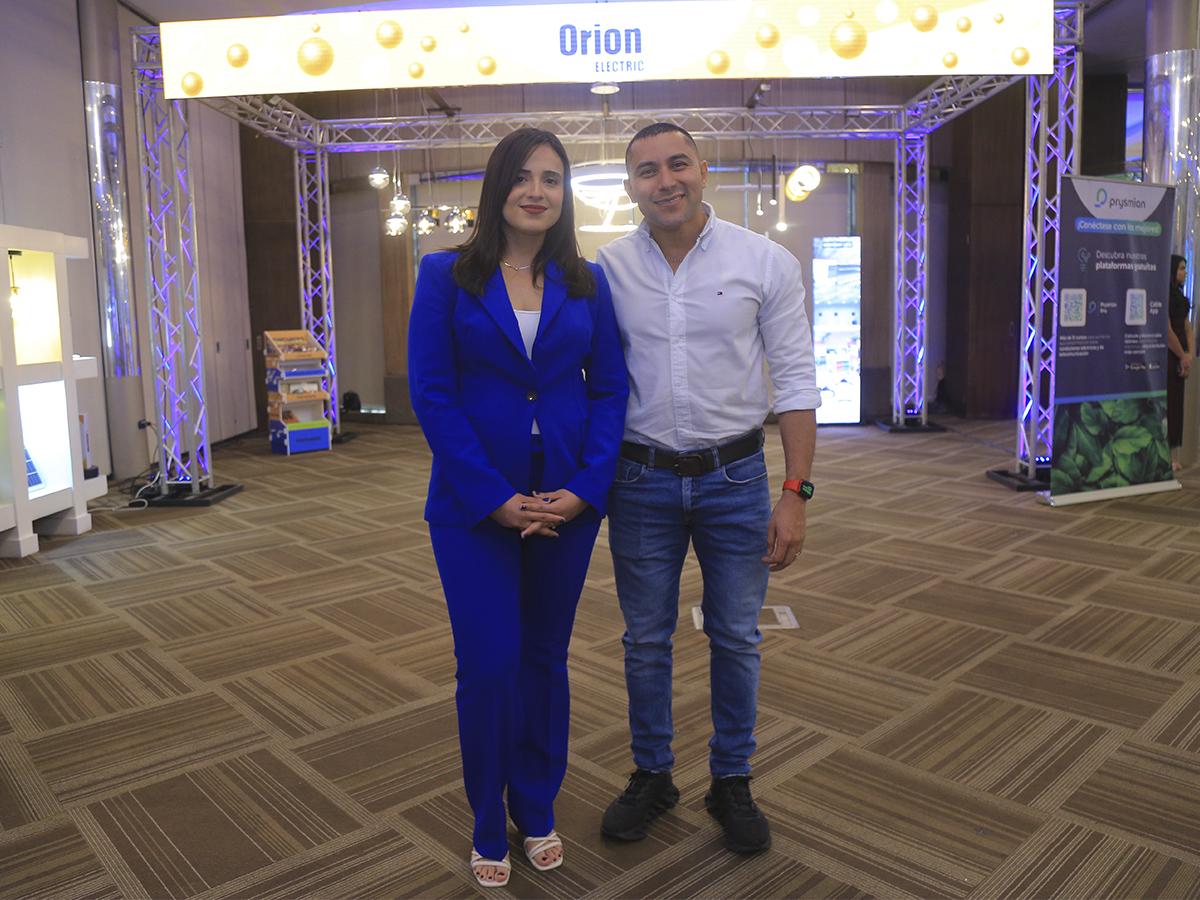 Kathya Flores, gerente de Mercado junto a José Donaldo Ardón, gerente general de LED Store.
