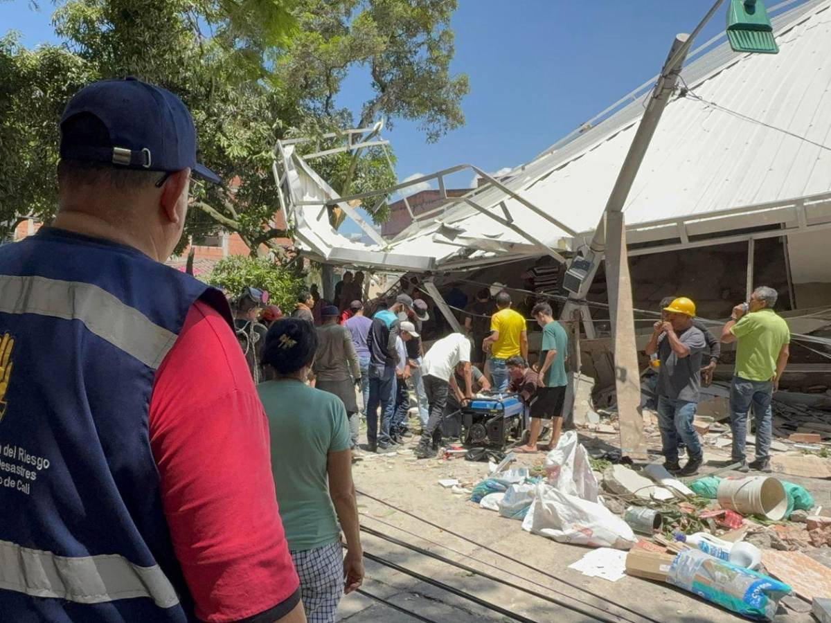 Tenía una corazonada: entre escombros, madre busca a su hijo tras el terremoto que sacudió a Colombia
