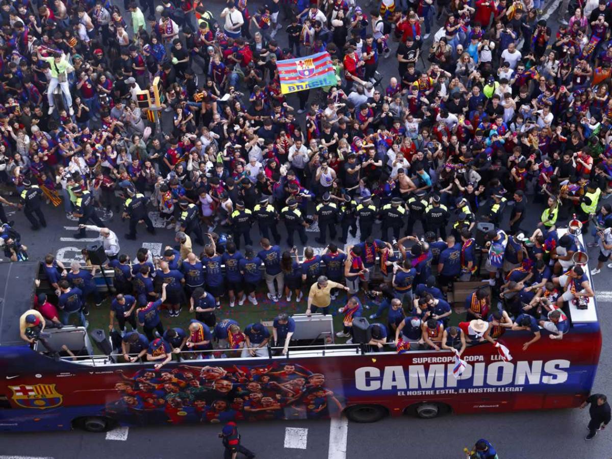 Rúa del Barcelona: jugadores se burlan de Vinicius y dardo de Lamine al Real Madrid