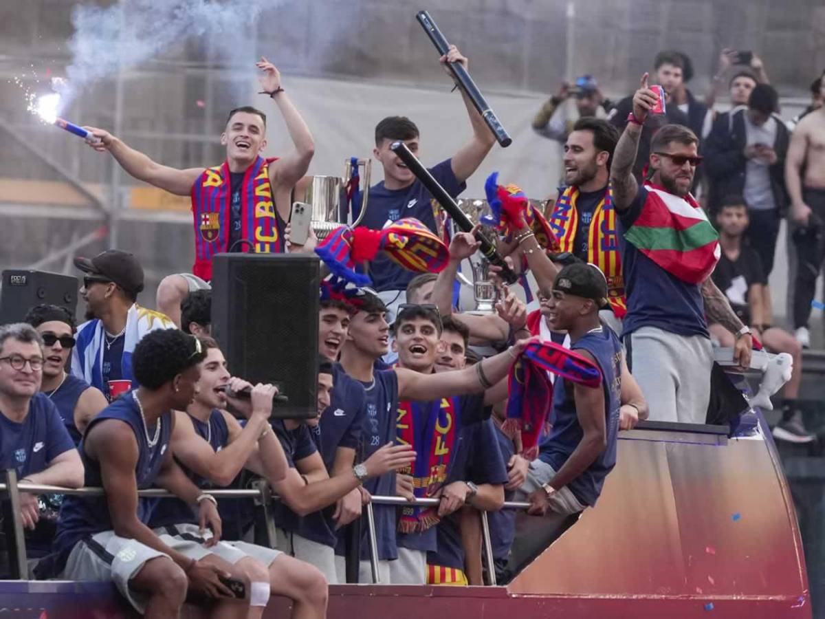 Rúa del Barcelona: jugadores se burlan de Vinicius y dardo de Lamine al Real Madrid