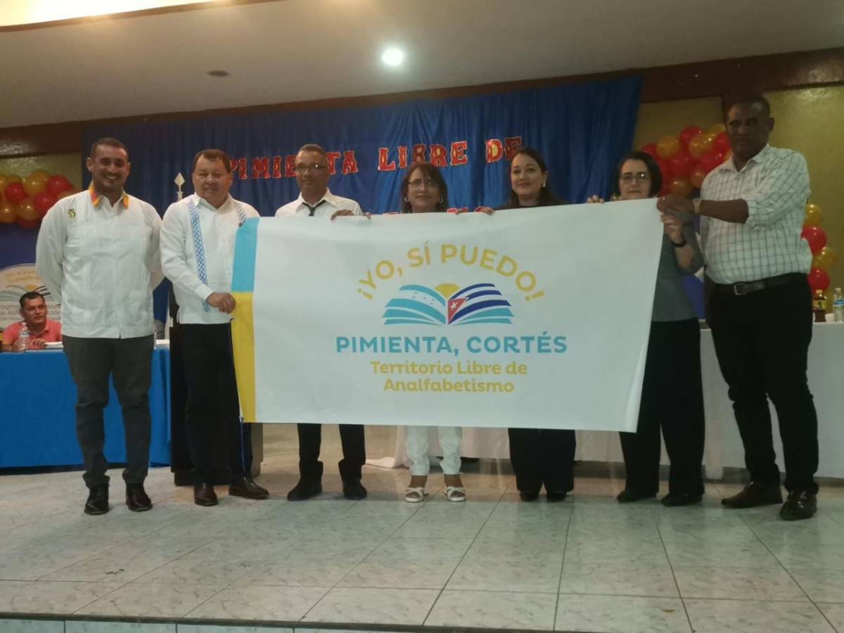 Autoridades educativas y municipales en la declaratoria de libre de analfabetismo el municipio de Pimienta, Cortés.