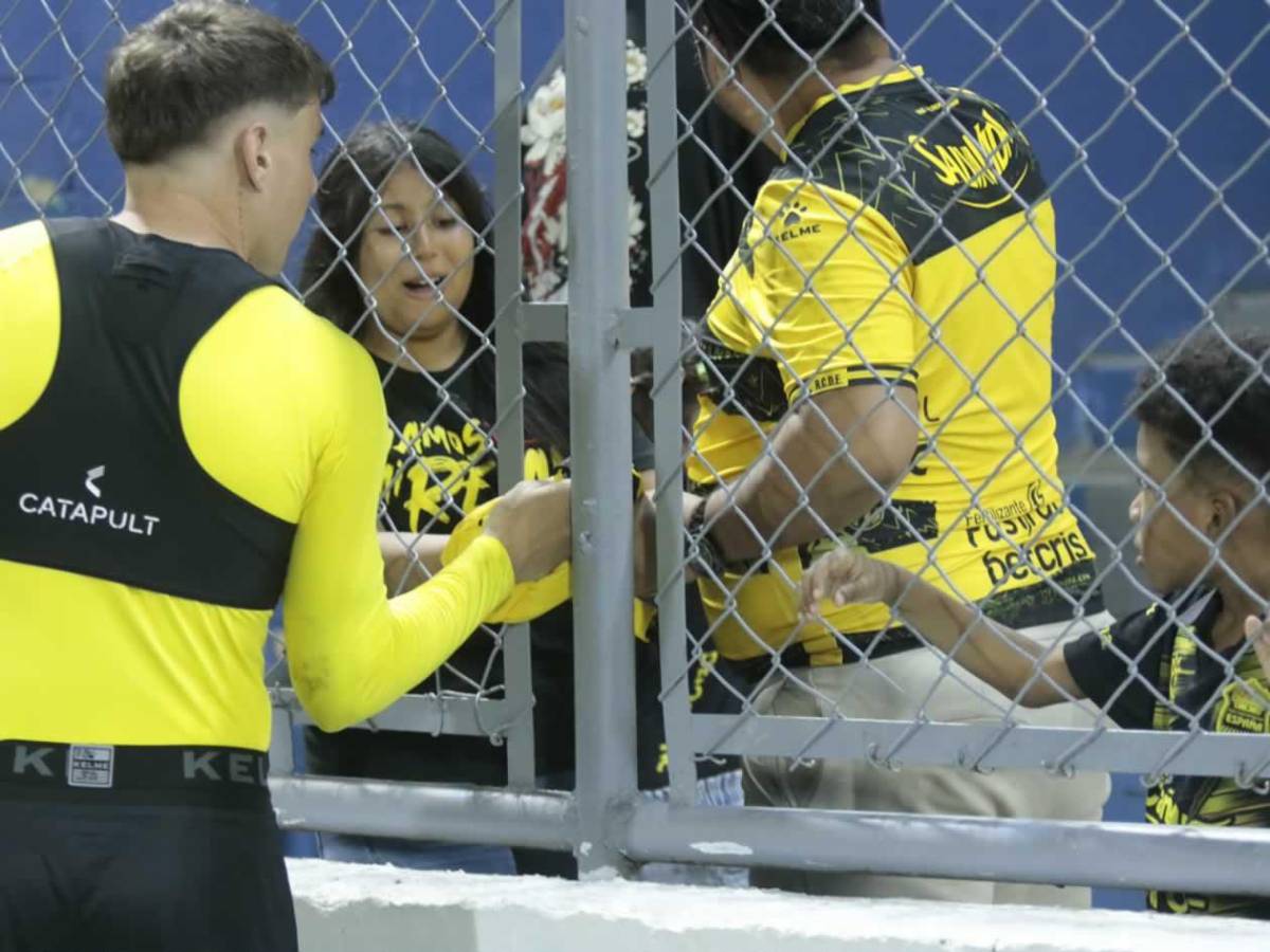 Real España de fiesta, dardo del 'Droopy' a Menjívar y bellas chicas en el Morazán