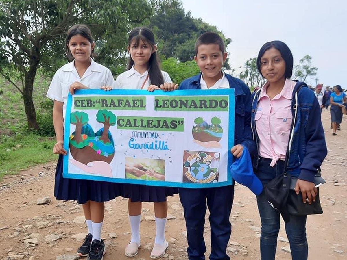 En la caminata ecológica participaron bastantes jóvenes.
