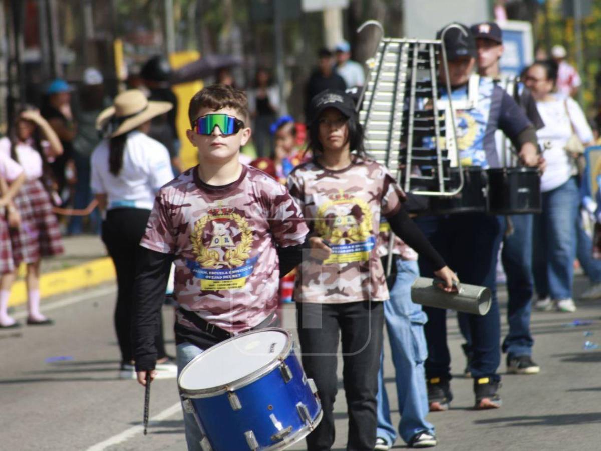 Entre ternura y orgullo patrio, niños se roban las miradas en los desfiles en SPS