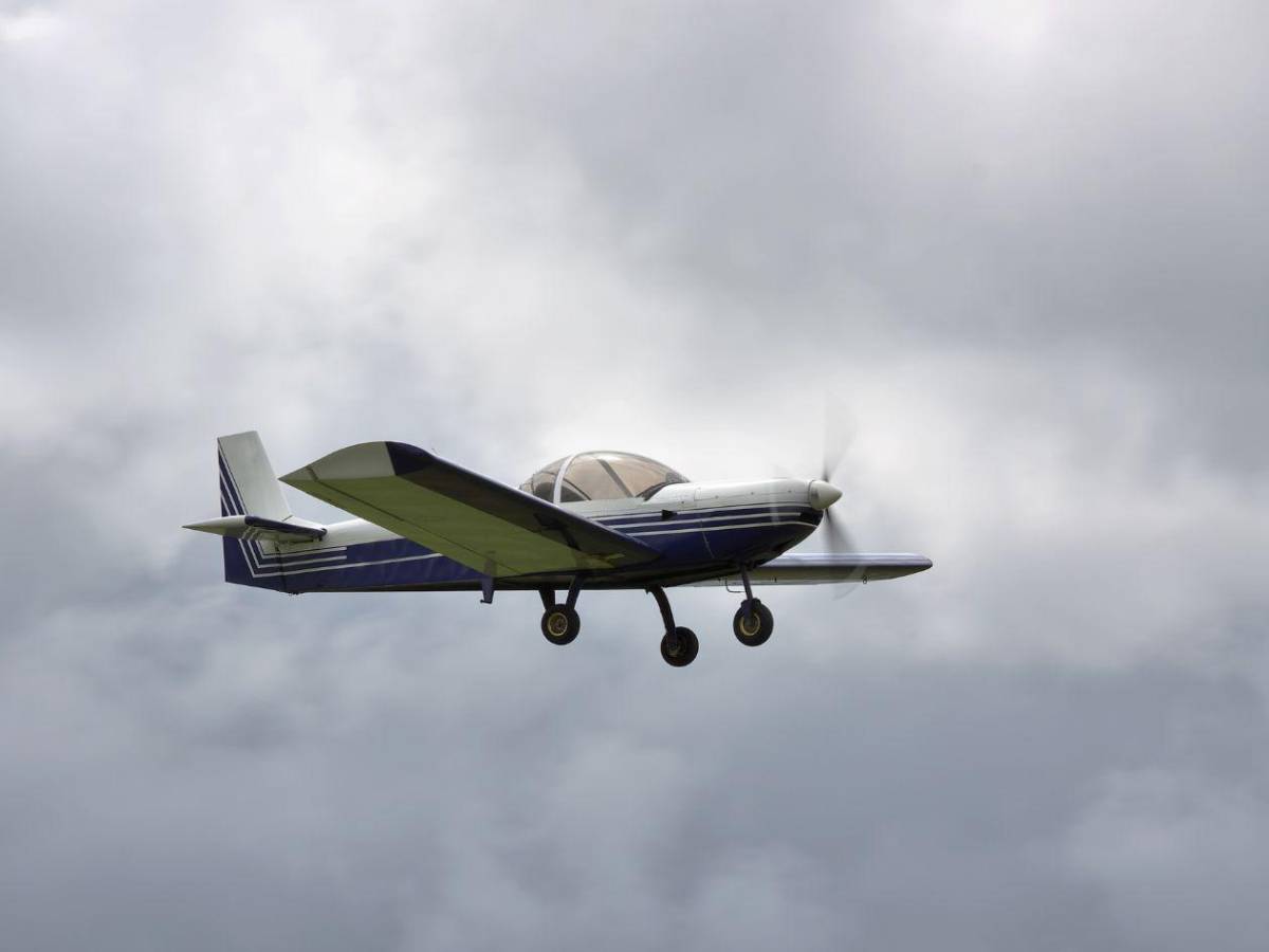 Muere un instructor de aviación tras saltar de un avión en pleno vuelo y dejar a su alumna a cargo del aterrizaje
