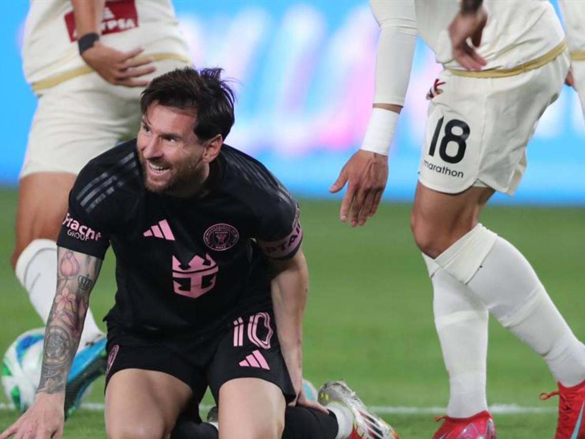 Leo Messi fue bien marcado por la zaga defensiva del Universitario de Deportes.