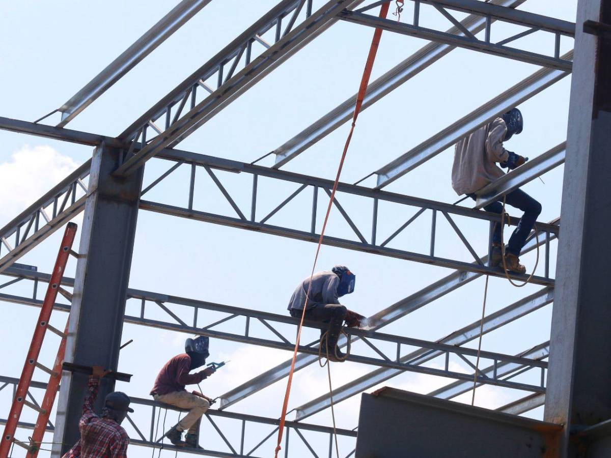 Bajo sol o la lluvia: el “motor laboral” de Honduras hace el trabajo pesado
