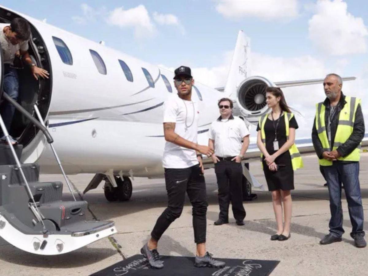 Neymar compra excéntrico Batimóvil ilegal: Por esta razón no lo puede usar