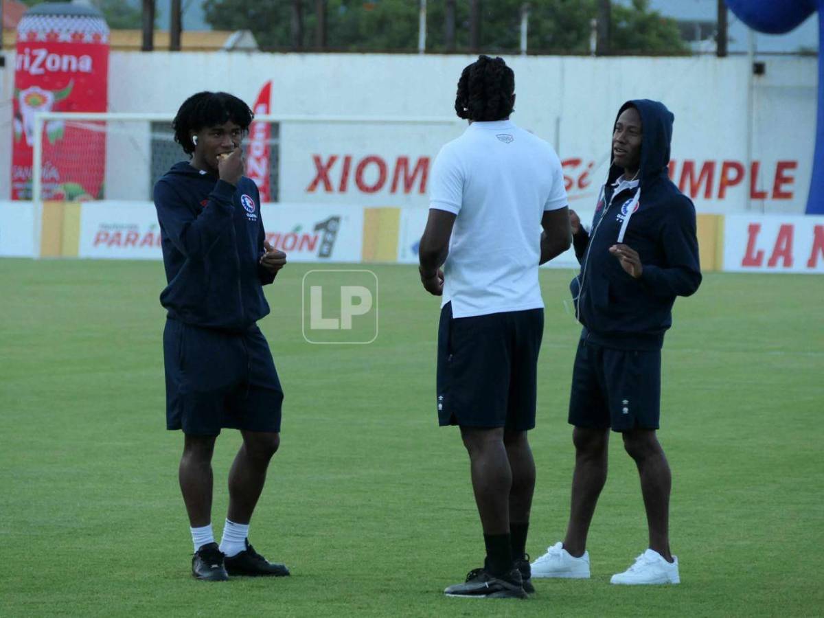 Aficionado disfrazado de jeque, bellas chicas y ambientazo en el Francisco Morazán