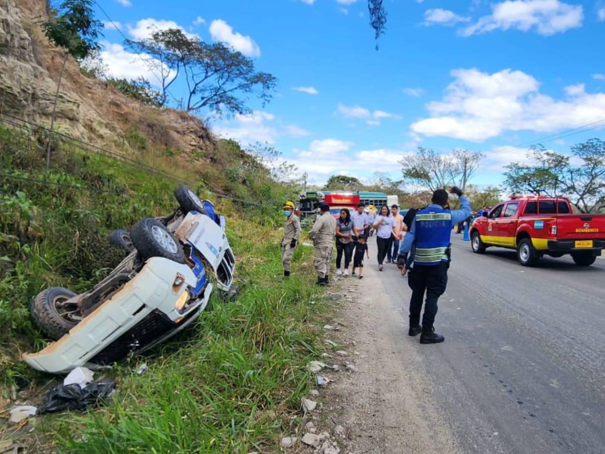 Entre llanto y dolor sepultan a cuatro policías víctimas de accidente en Lempira