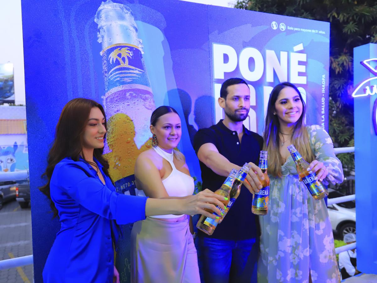 Stephanie López, Kenia Cárcamo, Kervin García y Cinthia Hernández, brindaron y compartieron con los presentes al evento de lanzamiento.