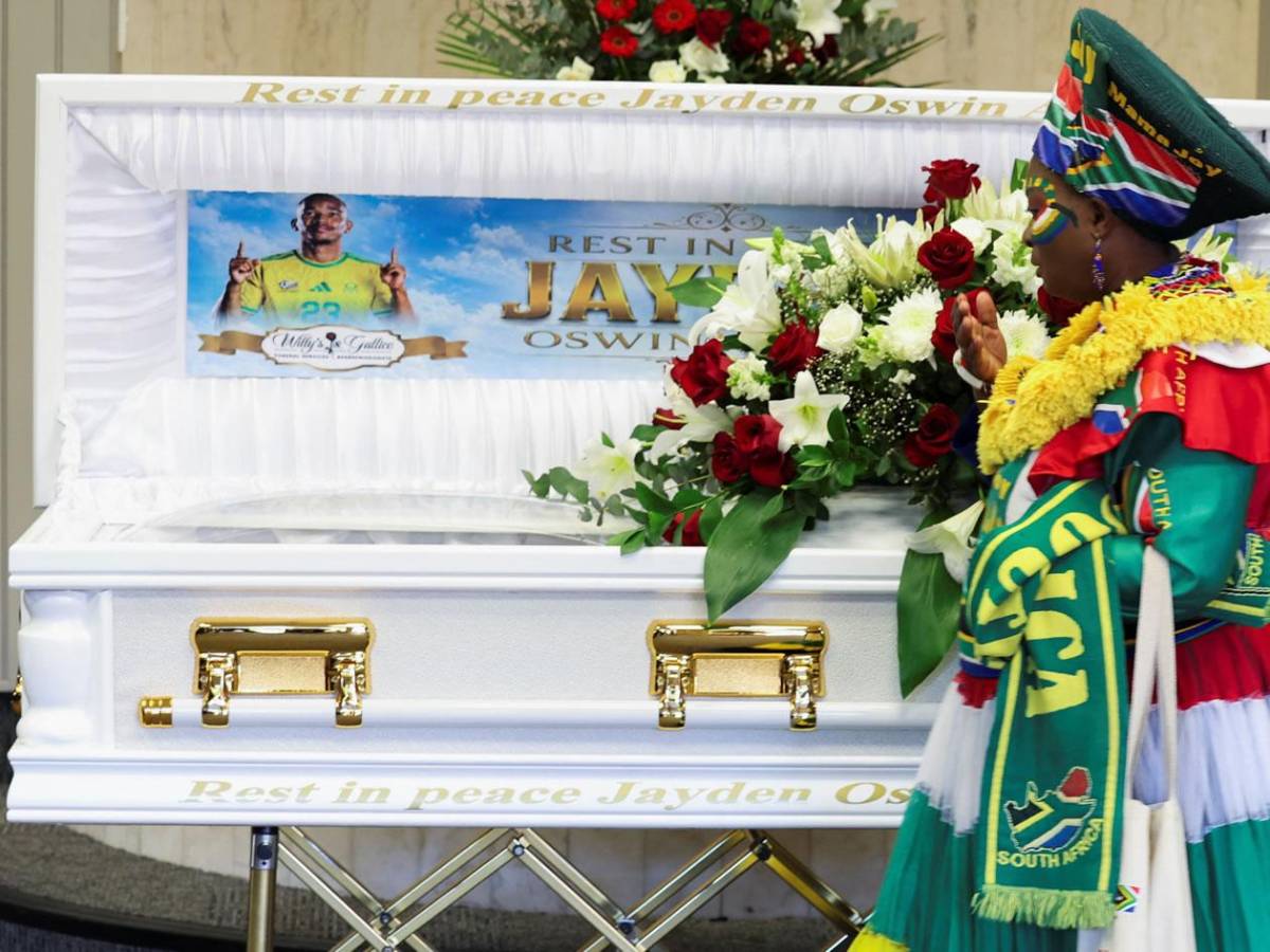 Llanto en funeral de Jayden Adams, fallecido tras el Mundial: triste imagen de mujer e hijo