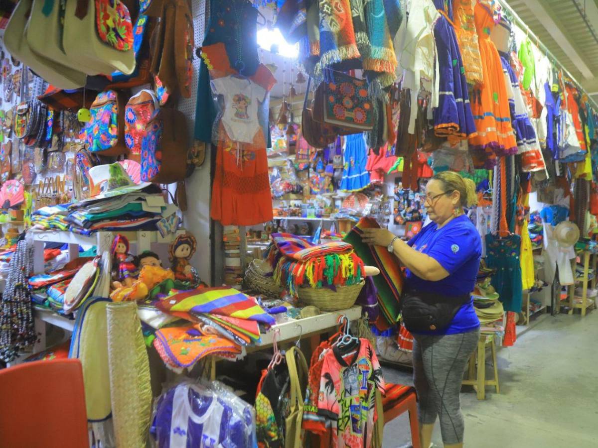Entre colores y artesanías, así cobra vida y deja huella el mercado Guamilito