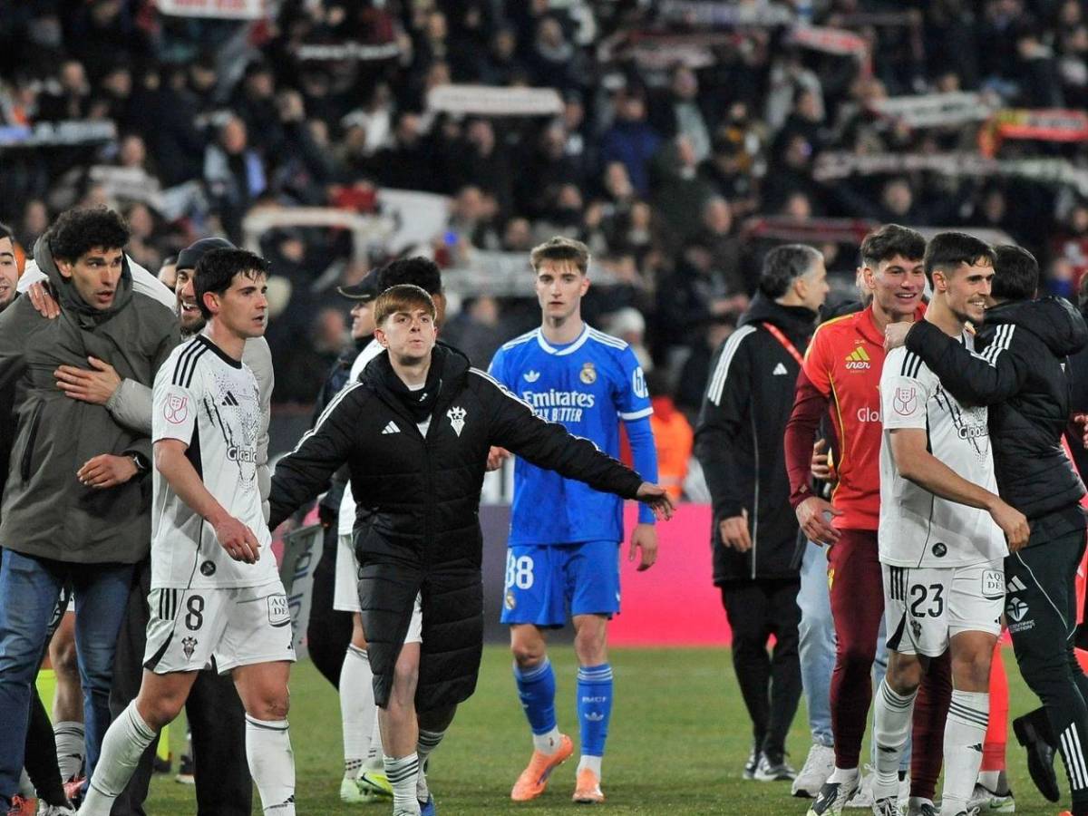 Florentino avisa: Real Madrid ya busca nuevo DT tras mal debut de Arbeloa