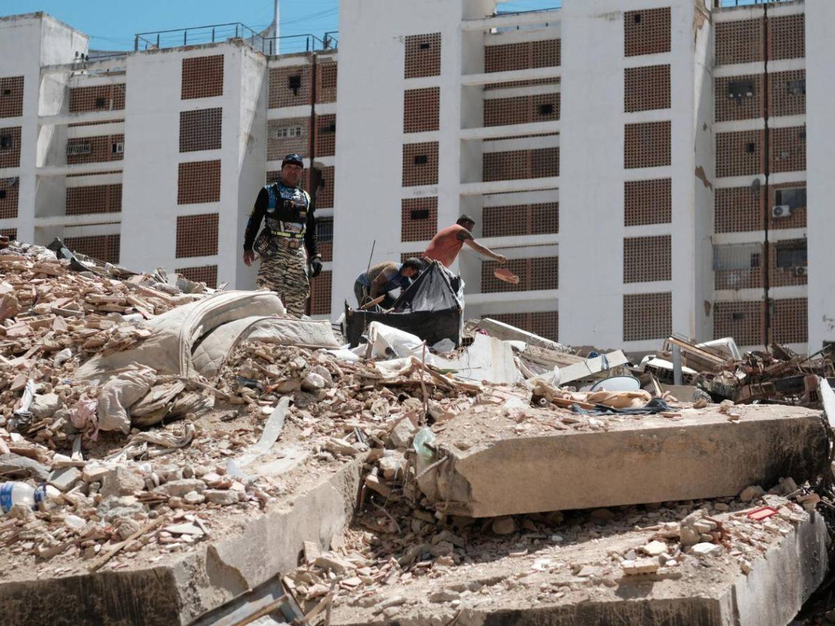 Polvo de los escombros enferma a familiares que buscaban víctimas del terremoto en Venezuela
