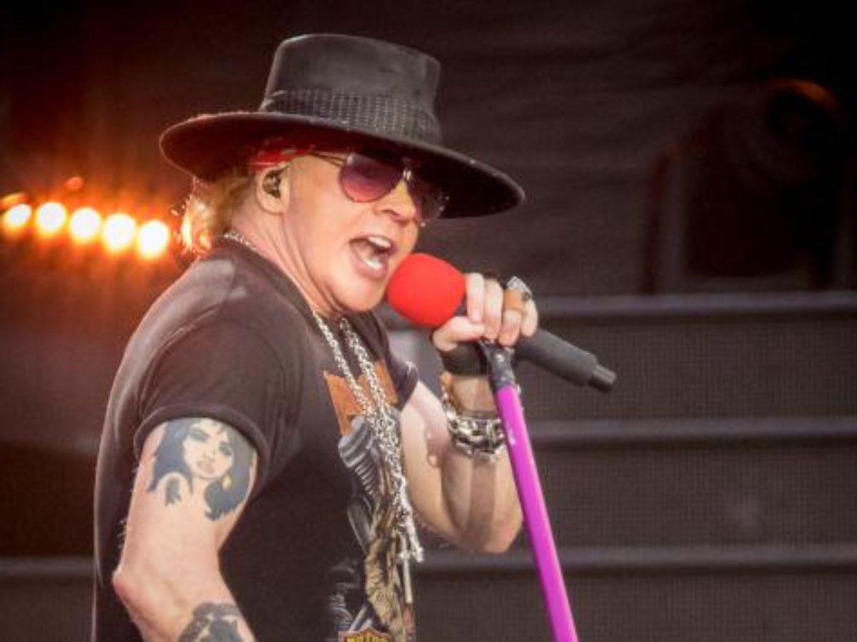 Vocalista de Guns and Roses golpea a fan con su micrófono