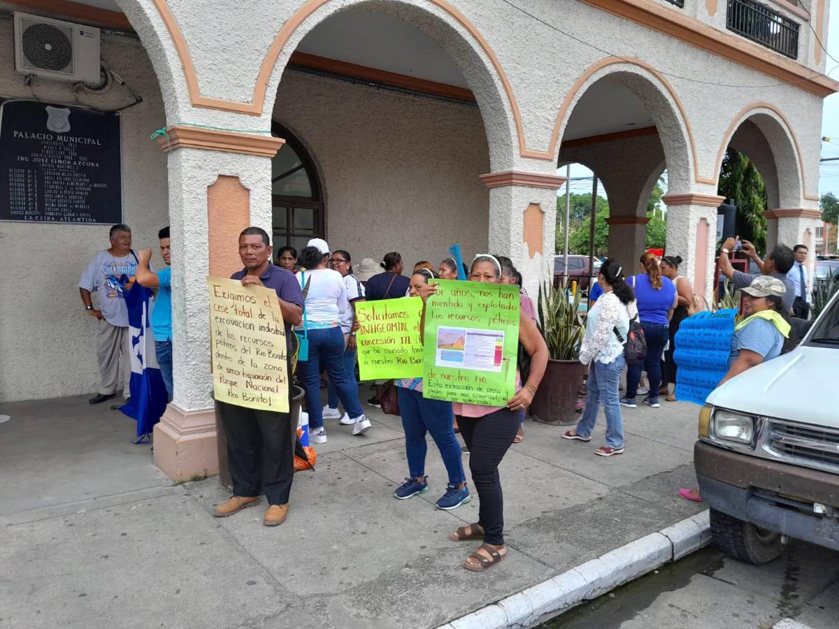 La protesta se da a raíz del atraso en brindar un informe técnico.