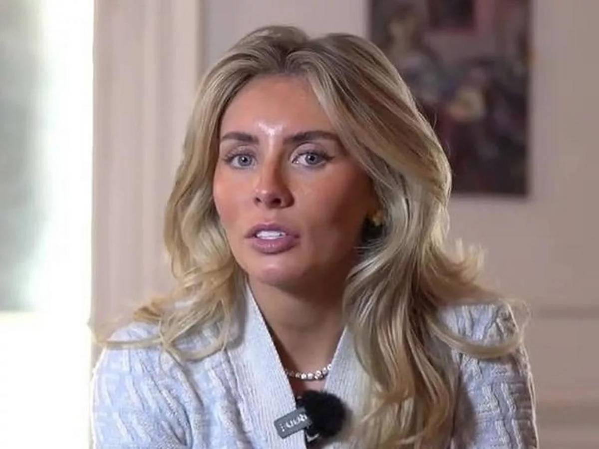 La descubren y la expulsan de estadio de Premier League por extravagante motivo