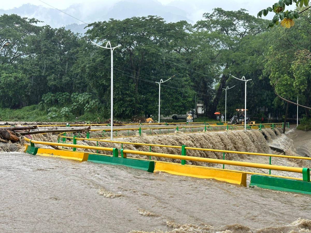 Colonias incomunicadas por crecida del río Bermejo en San Pedro Sula