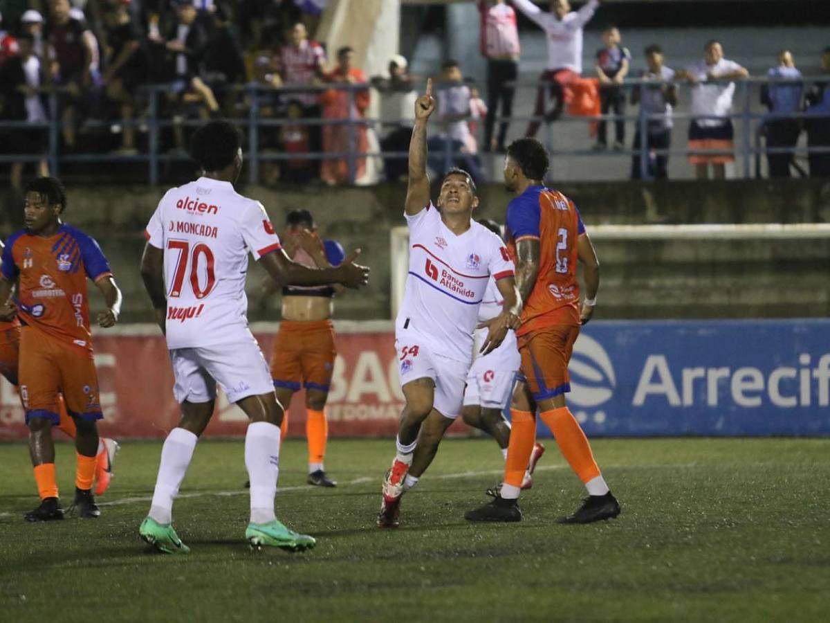 Olimpia y Real España festejan remontadas, jugador termina de portero, inundados y bellezas