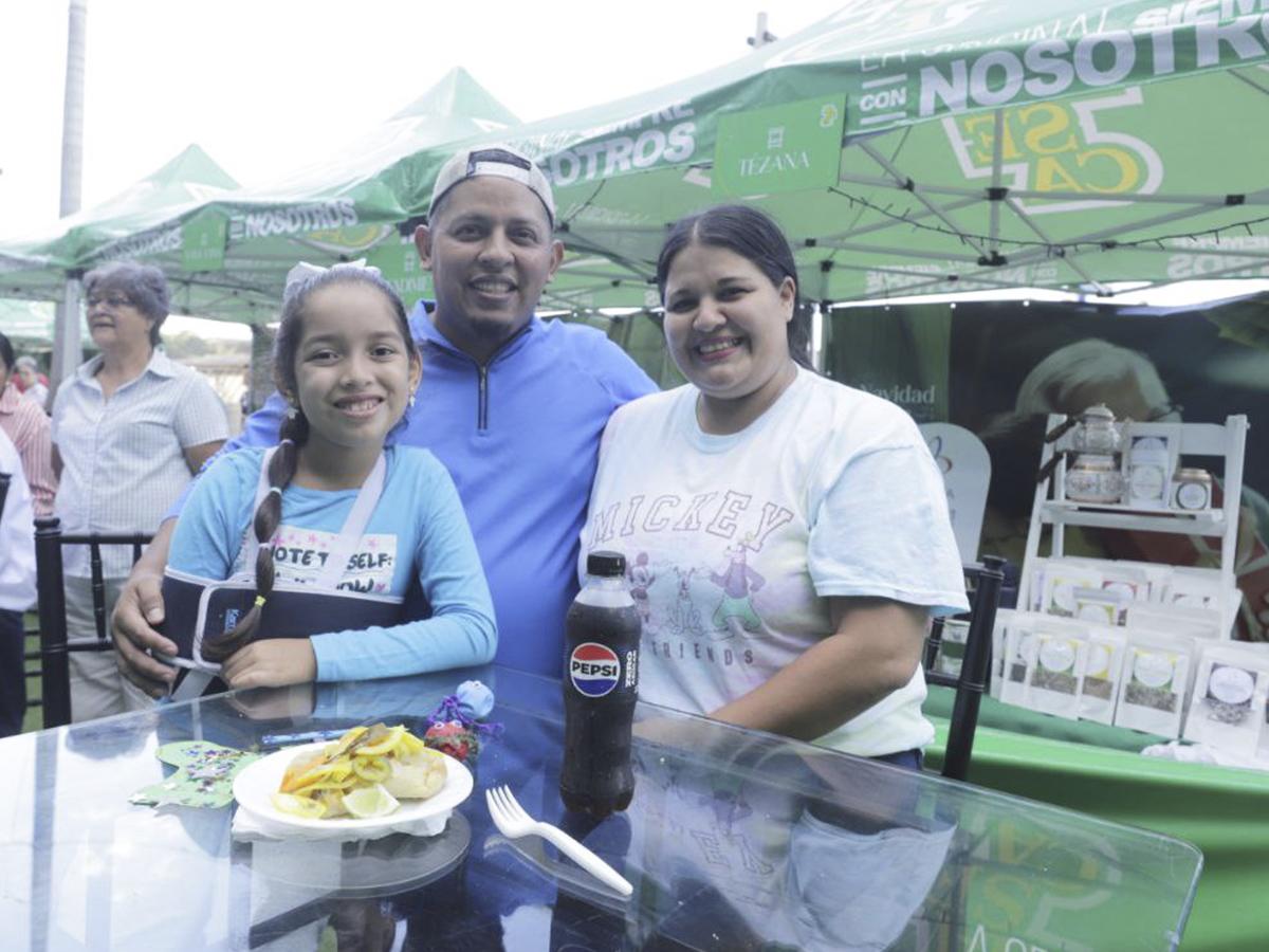 El primer tamal de la temporada, hecho con Maseca, fue disfrutado por los presentes, marcando el inicio de la Navidad hondureña con sabor y tradición.