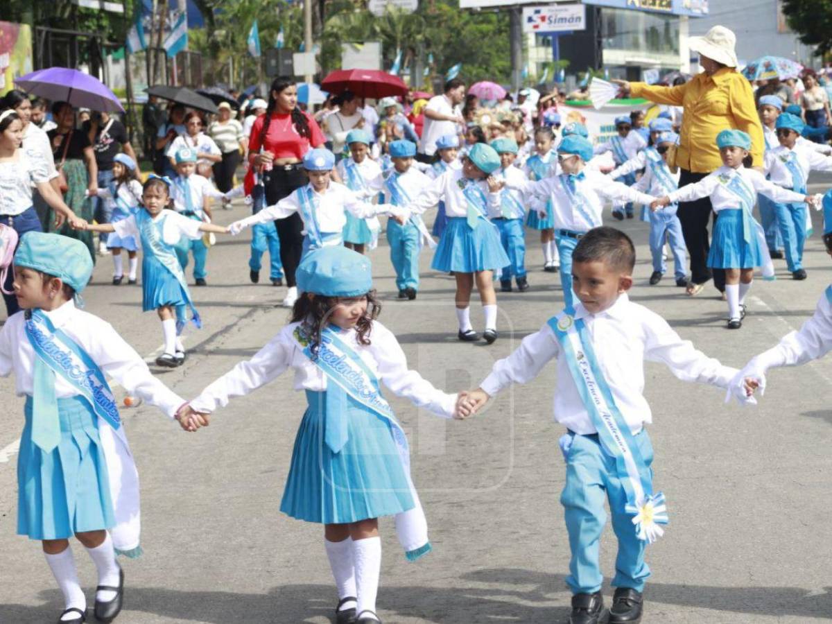 Entre ternura y orgullo patrio, niños se roban las miradas en los desfiles en SPS