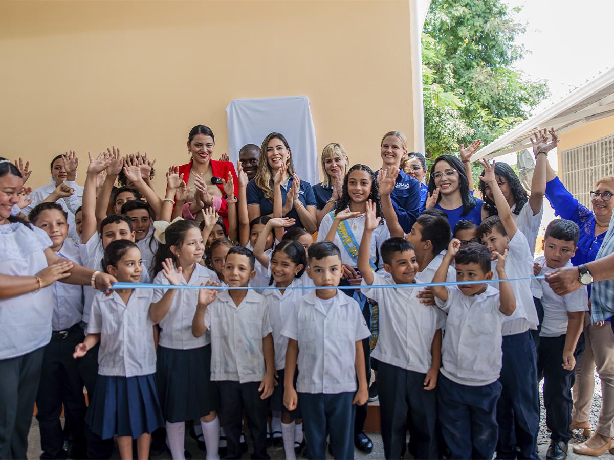 Un total de 316 niños y 13 docentes fueron beneficiados de forma directa con la remodelación del Centro de Educación Básica José Cecilio del Valle.