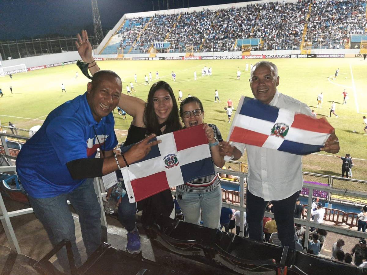 Locura de aficionados dominicanos en el Morazán